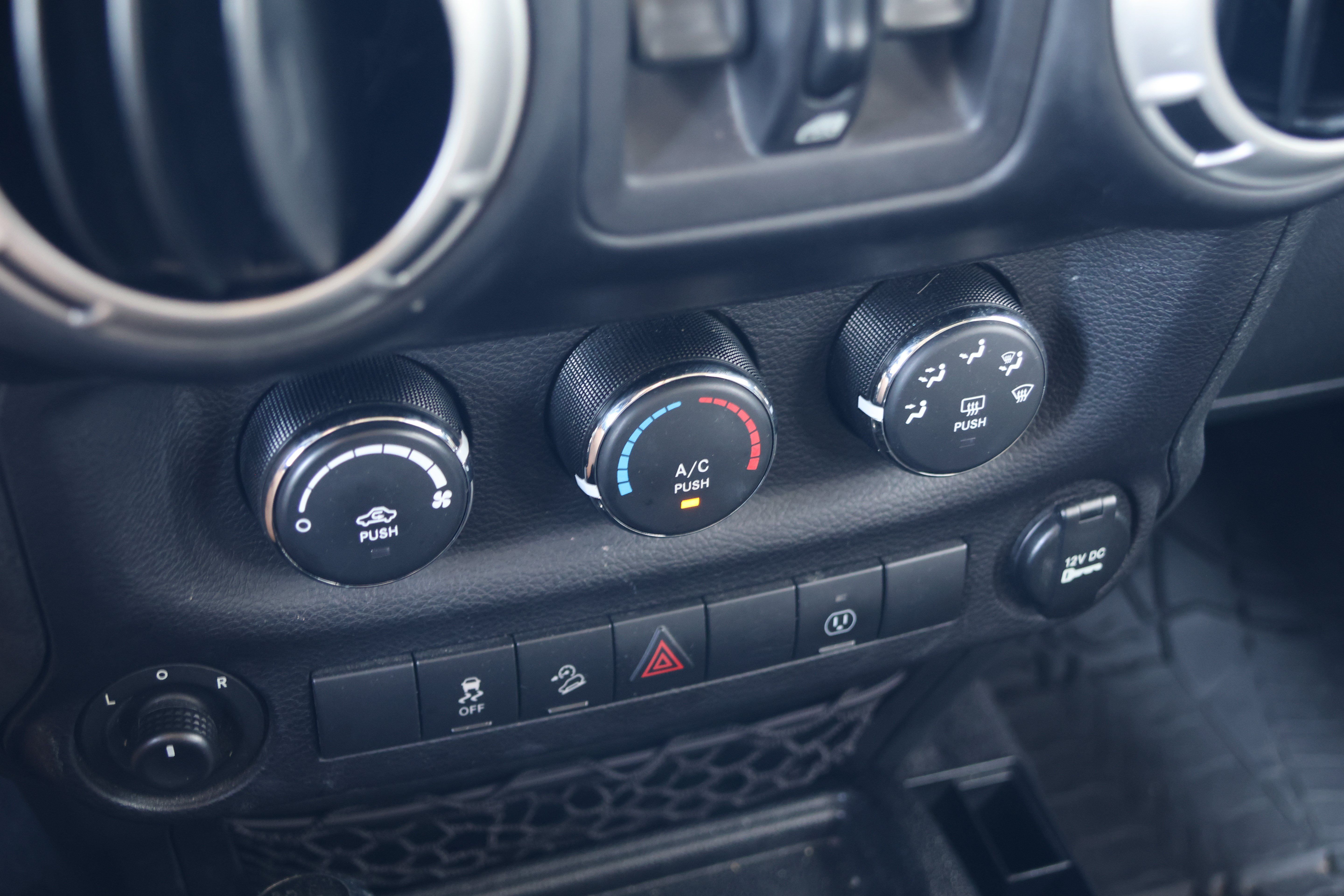 Used 2017 Jeep Wrangler Unlimited Sahara w/ Connectivity Group AWD/4WD image 24