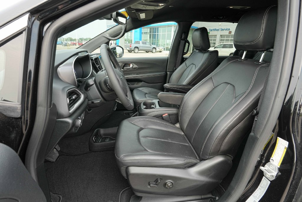 Used 2026 Chrysler Pacifica Select FWD image 18