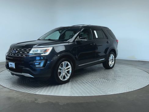 Used 2017 Ford Explorer XLT w/ Equipment Group 201A AWD/4WD image 4