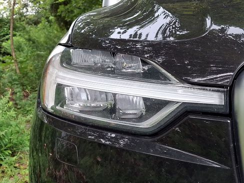 Used 2018 Volvo XC60 T6 R-Design w/ Convenience Package AWD/4WD image 4