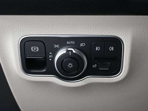 Used 2025 Mercedes-Benz GLB 250 image 9