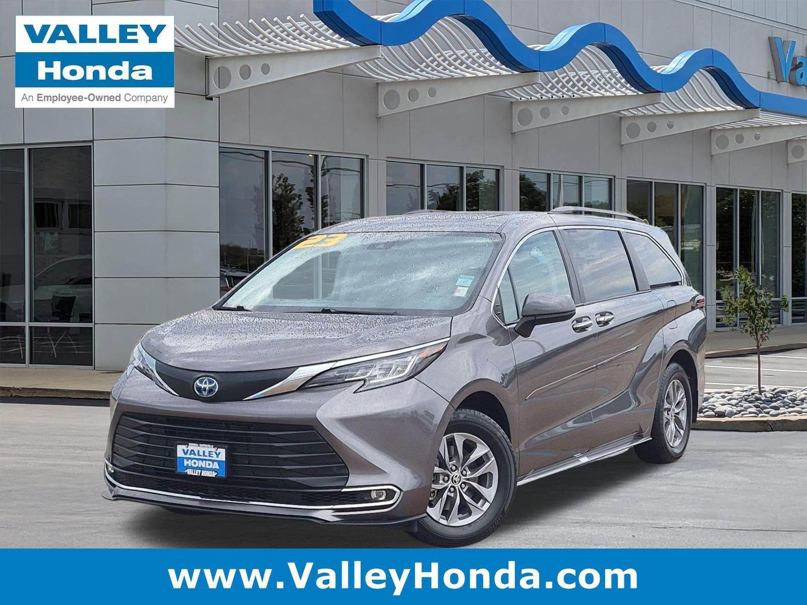 Used 2023 Toyota Sienna XLE AWD/4WD image 1