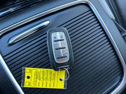 Used 2024 Chrysler Pacifica Limited image 35