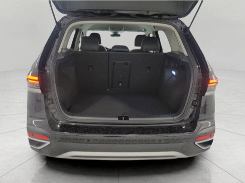 Used 2025 Volkswagen Taos SE AWD/4WD image 16