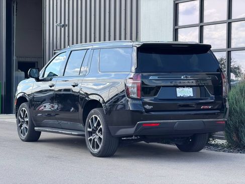 Used 2022 Chevrolet Suburban RST w/ Luxury Package AWD/4WD image 3