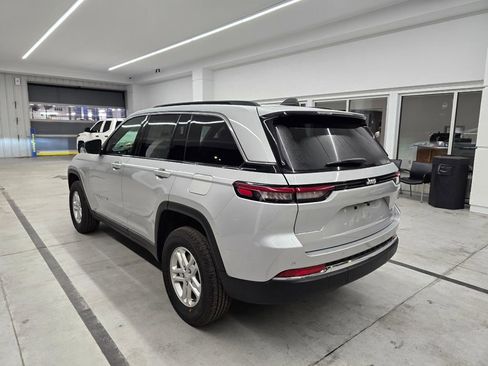 New 2025 Jeep Grand Cherokee Laredo w/ Luxury Tech Group I RWD image 4