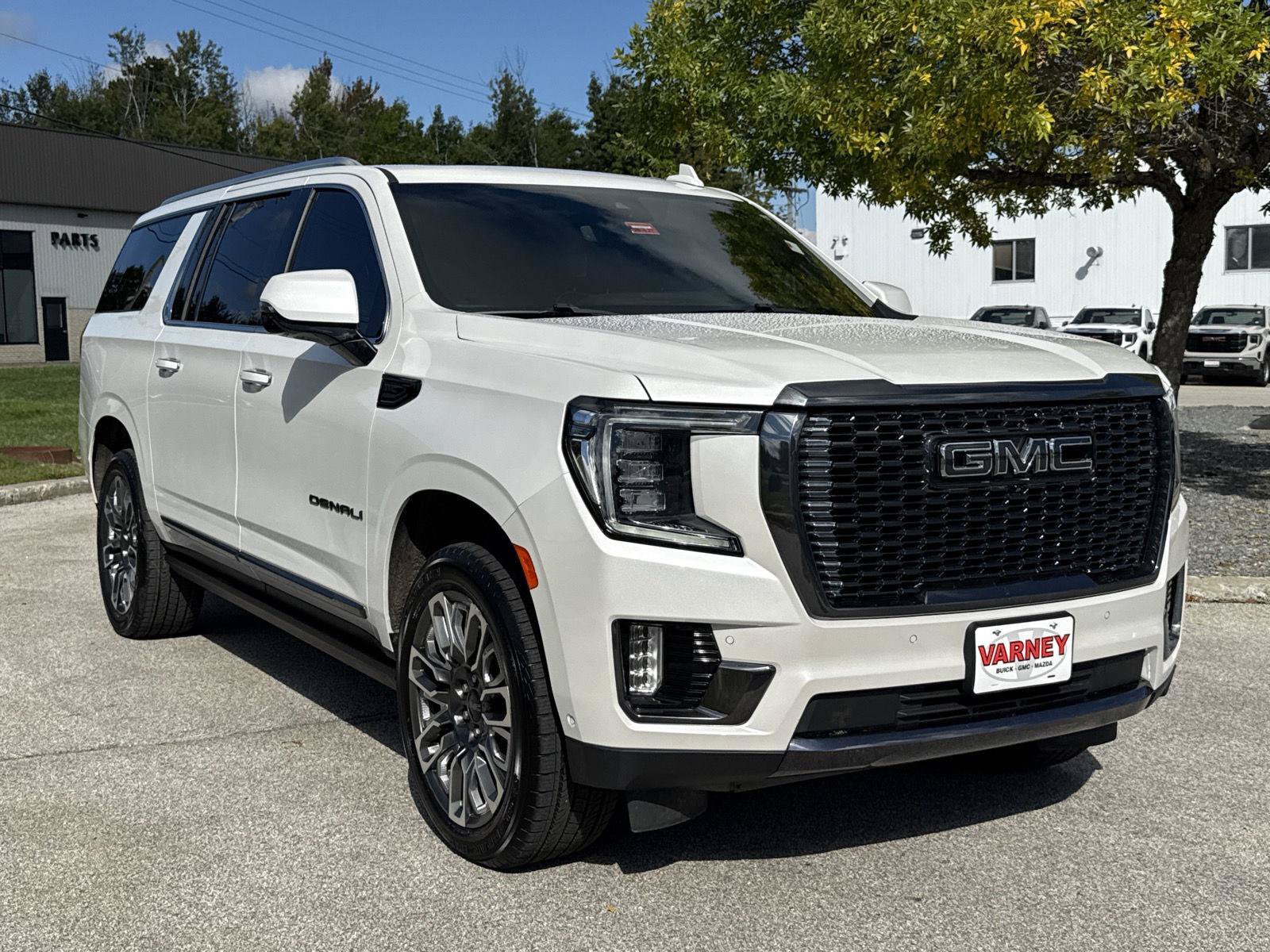 Used 2024 GMC Yukon XL Denali Ultimate AWD/4WD image 3