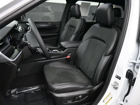 Used 2025 Jeep Grand Cherokee Altitude RWD image 17