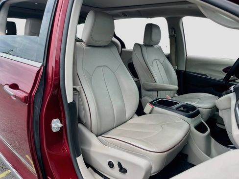 Used 2017 Chrysler Pacifica Limited FWD image 27
