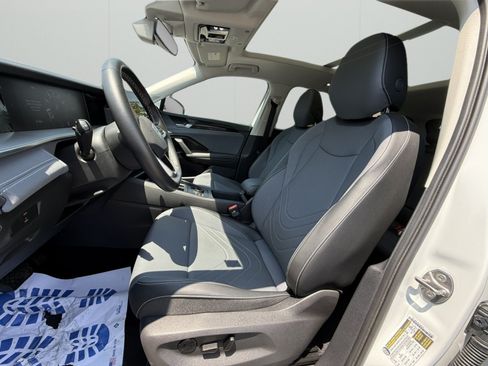 Used 2025 Volkswagen Tiguan SE AWD/4WD image 9