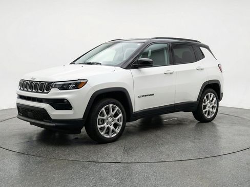 Used 2025 Jeep Compass Limited AWD/4WD image 3