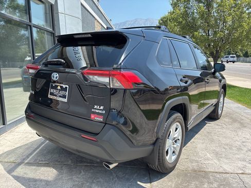 Used 2021 Toyota RAV4 XLE w/ Convenience Package AWD/4WD image 5