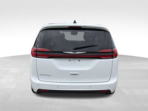 Used 2024 Chrysler Pacifica Touring-L FWD image 4