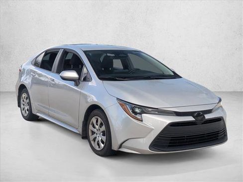 Used 2025 Toyota Corolla LE image 3