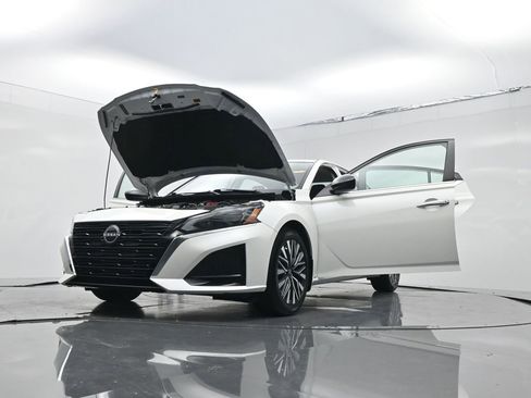Used 2024 Nissan Altima 2.5 SV FWD image 30