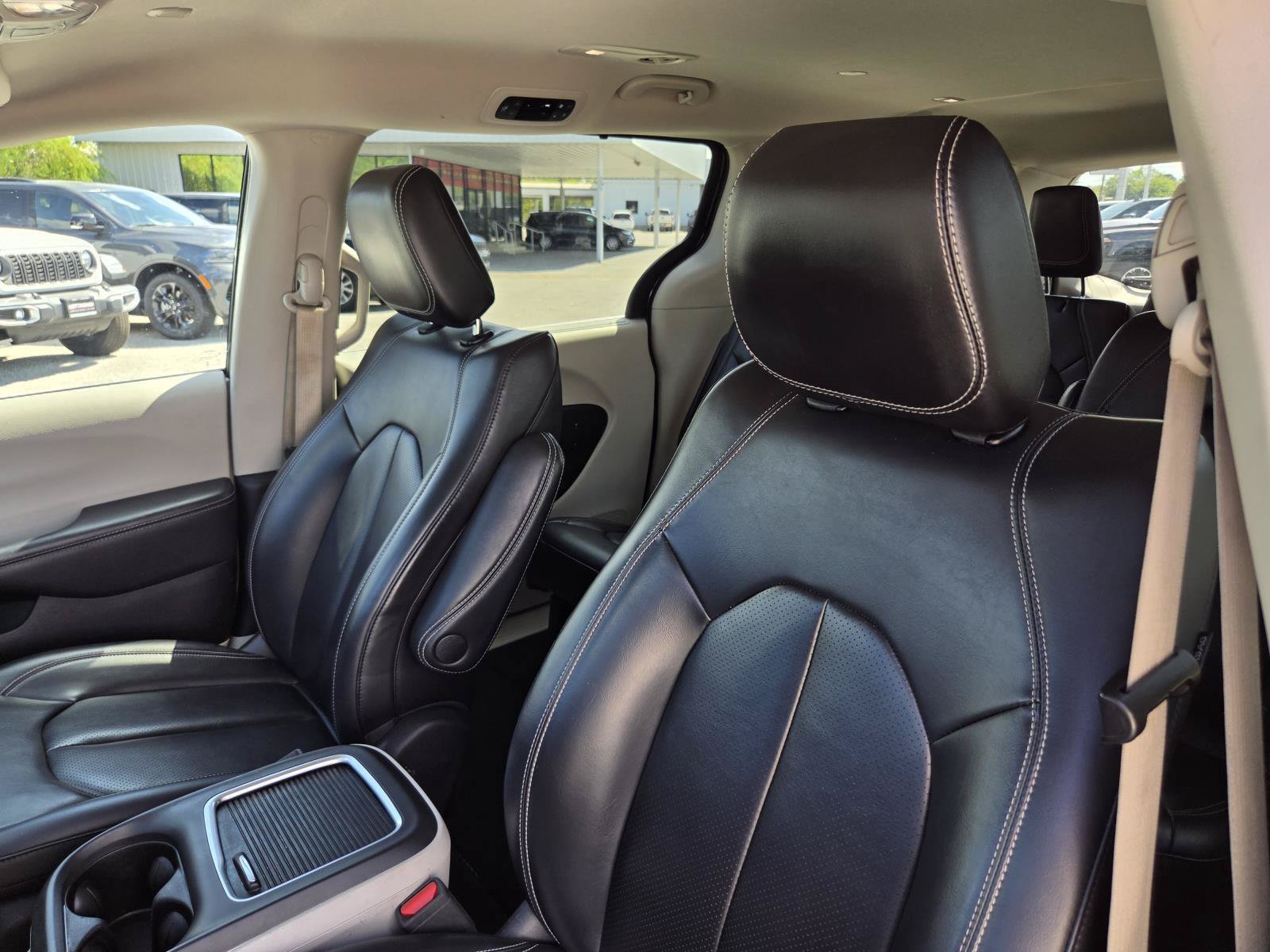 Used 2023 Chrysler Pacifica Touring-L FWD image 25