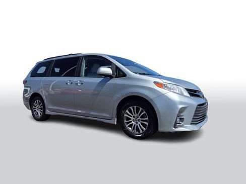 Used 2019 Toyota Sienna XLE w/ XLE Navigation Package image 2