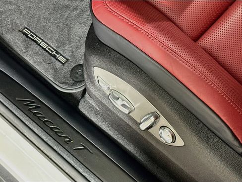 Certified 2026 Porsche Macan Turbo AWD/4WD image 25