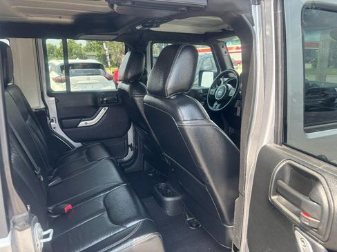 Used 2017 Jeep Wrangler Unlimited Sahara w/ Connectivity Group AWD/4WD image 12