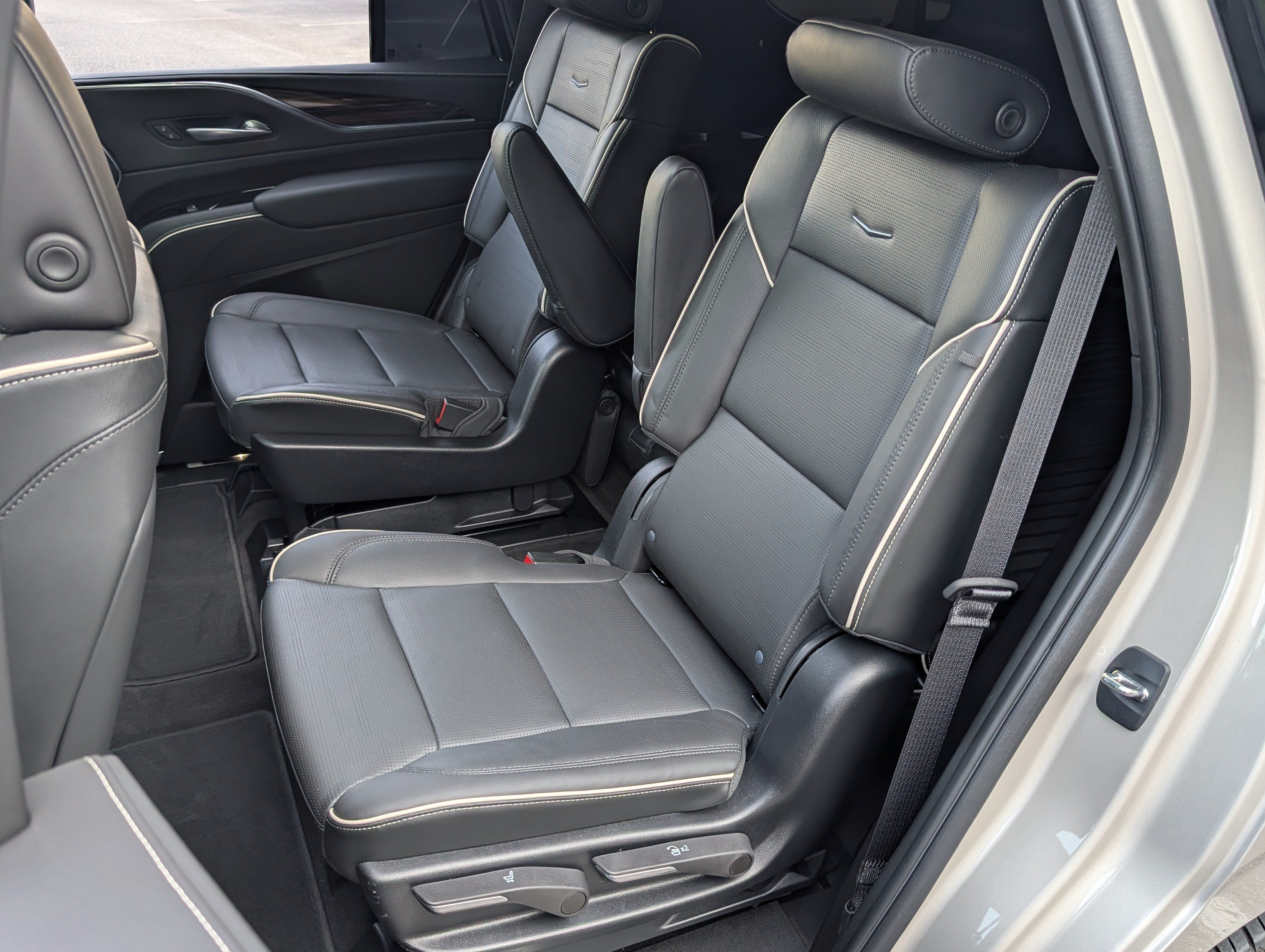 Used 2023 Cadillac Escalade Premium Luxury w/ Performance Package RWD image 18