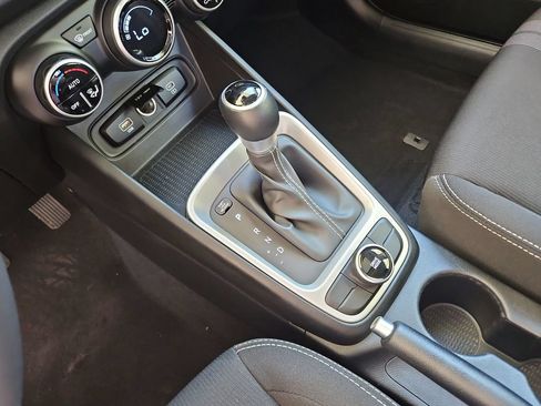 Used 2025 Hyundai Venue SEL FWD image 19