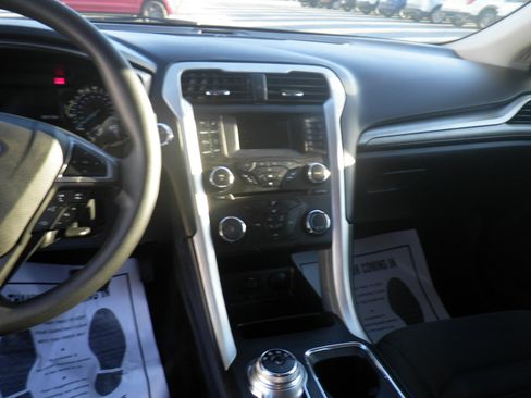 Used 2017 Ford Fusion SE image 20