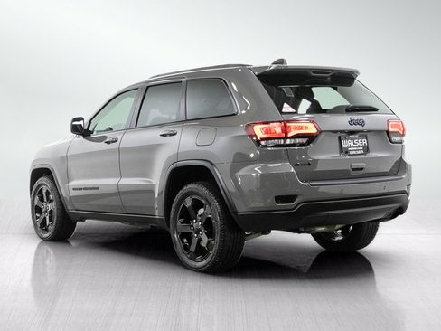 Used 2019 Jeep Grand Cherokee Laredo AWD/4WD image 4