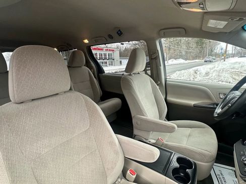Used 2016 Toyota Sienna LE image 30