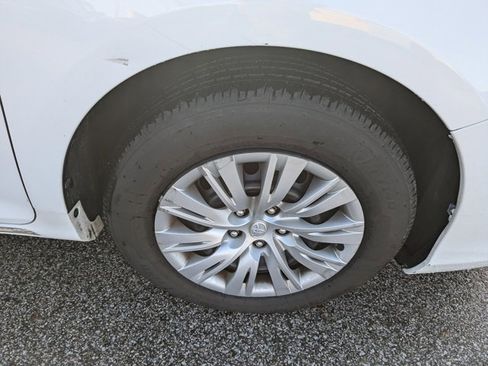 Used 2014 Toyota Camry LE image 19