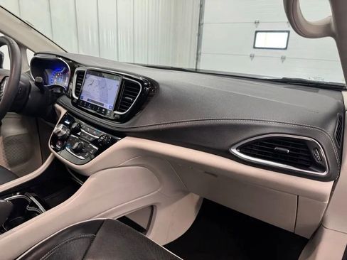 Used 2024 Chrysler Pacifica Limited FWD image 27