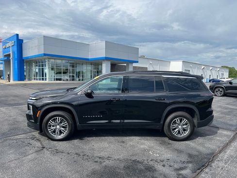 Used 2025 Chevrolet Traverse LT FWD image 4
