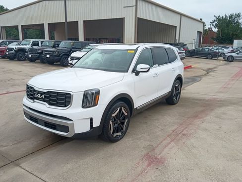 Used 2025 Kia Telluride S FWD image 1