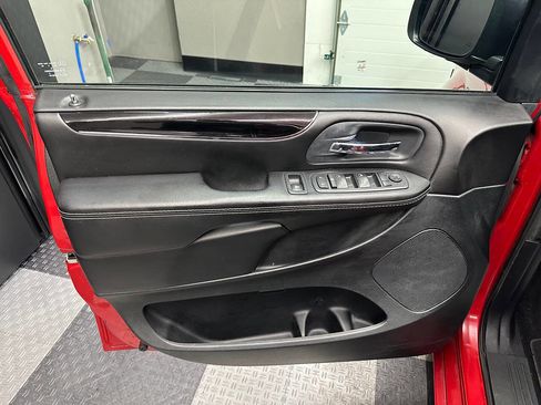 Used 2016 Dodge Grand Caravan SE image 13