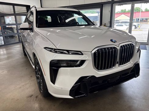 Used 2024 BMW X7 xDrive40i w/ M Sport Package AWD/4WD image 14