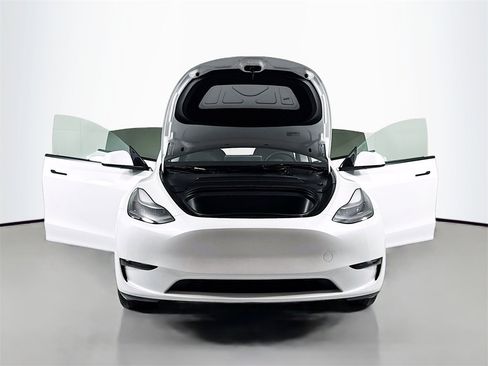 Used 2023 Tesla Model Y 2WD image 29
