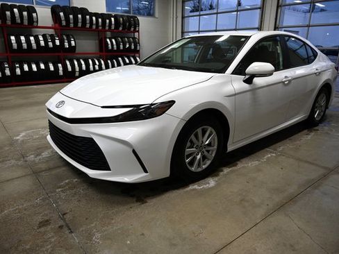 Used 2025 Toyota Camry LE image 7
