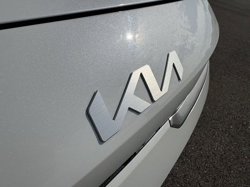 Used 2023 Kia Forte LXS image 9