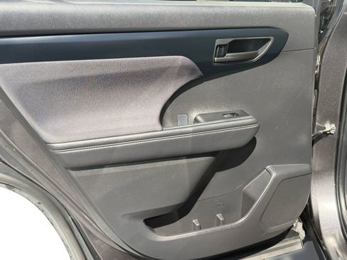 Used 2025 Toyota Highlander LE image 35