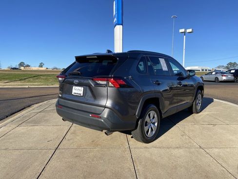 Used 2021 Toyota RAV4 LE image 10