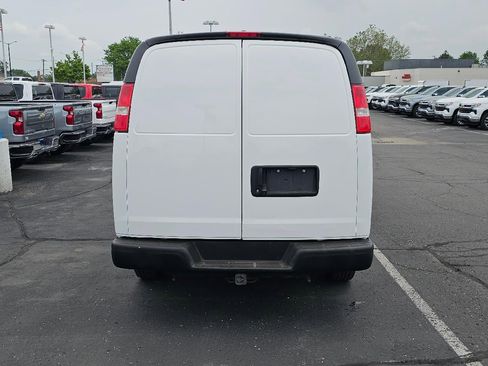 Used 2018 Chevrolet Express 2500 Extended RWD image 4