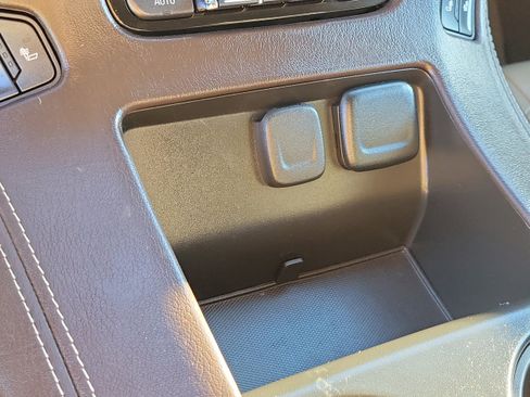 Used 2018 Chevrolet Suburban LT w/ Luxury Package image 33