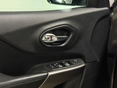 Used 2019 Jeep Cherokee Latitude Plus w/ Comfort/Convenience Group image 11