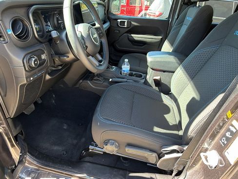 Used 2025 Jeep Wrangler Unlimited Rubicon 4xe w/ Convenience Group AWD/4WD image 16