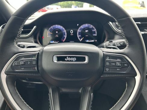 Used 2025 Jeep Grand Cherokee Altitude RWD image 38