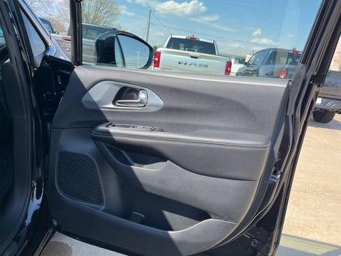 New 2026 Chrysler Pacifica Limited FWD image 17
