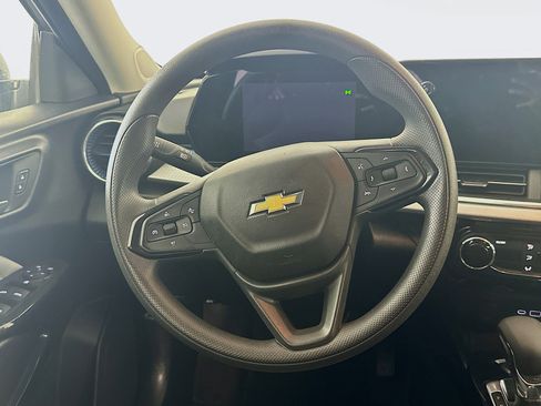 Used 2025 Chevrolet Trax LT image 17