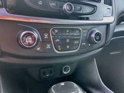 Used 2019 Chevrolet Traverse LT FWD image 14