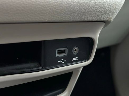 Used 2020 Chrysler Voyager Lxi FWD image 32
