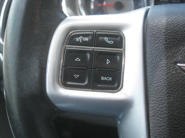 Used 2014 Chrysler Town & Country Touring FWD image 32
