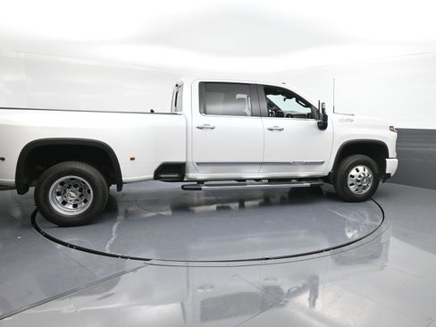 Used 2024 Chevrolet Silverado 3500 High Country w/ High Country Premium Package image 9